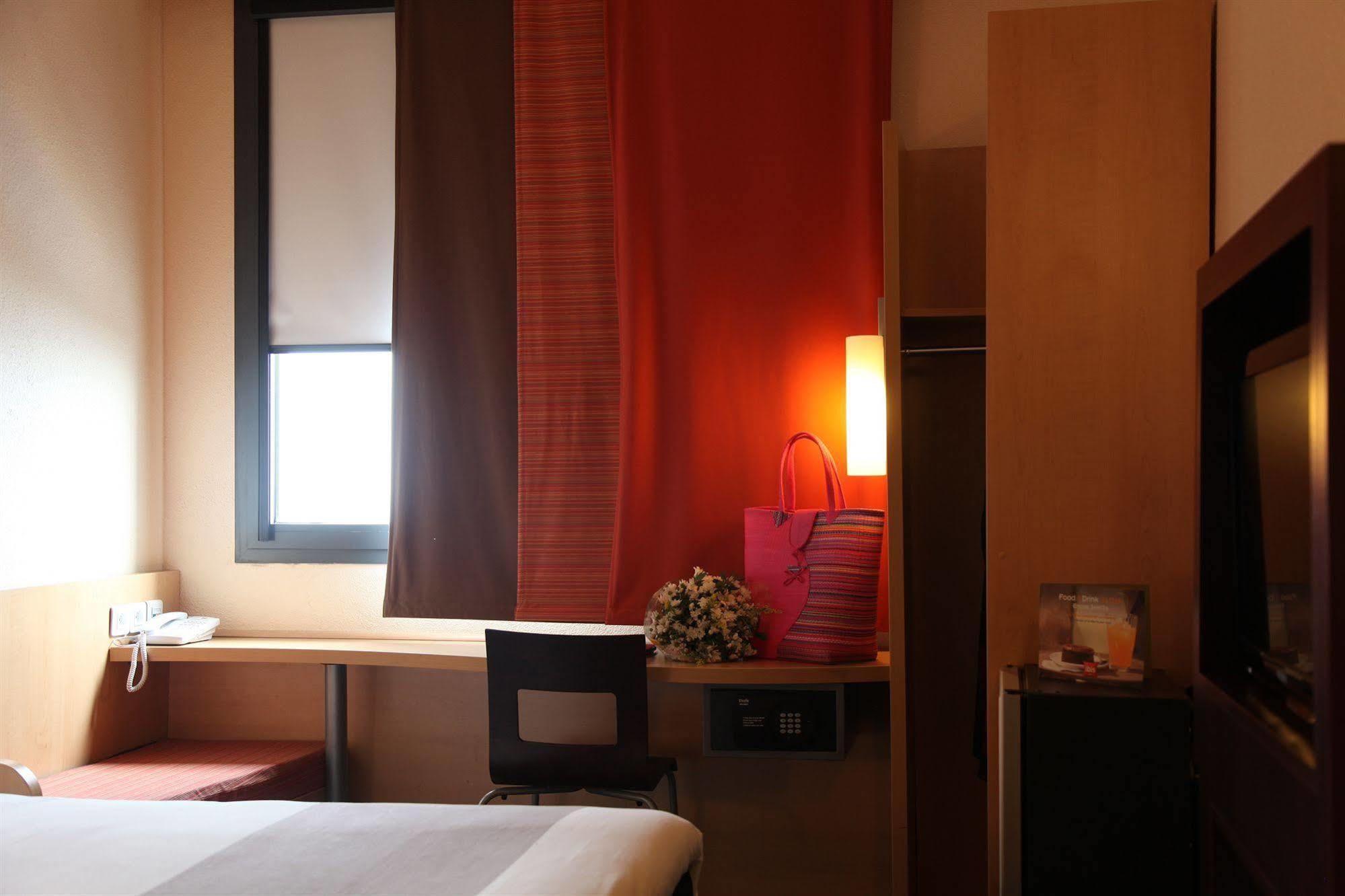 Hotel Ibis Styles Dakar Exterior foto